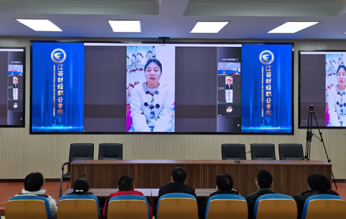 图片包含 室内, 监控, 站, 桌子描述已自动生成