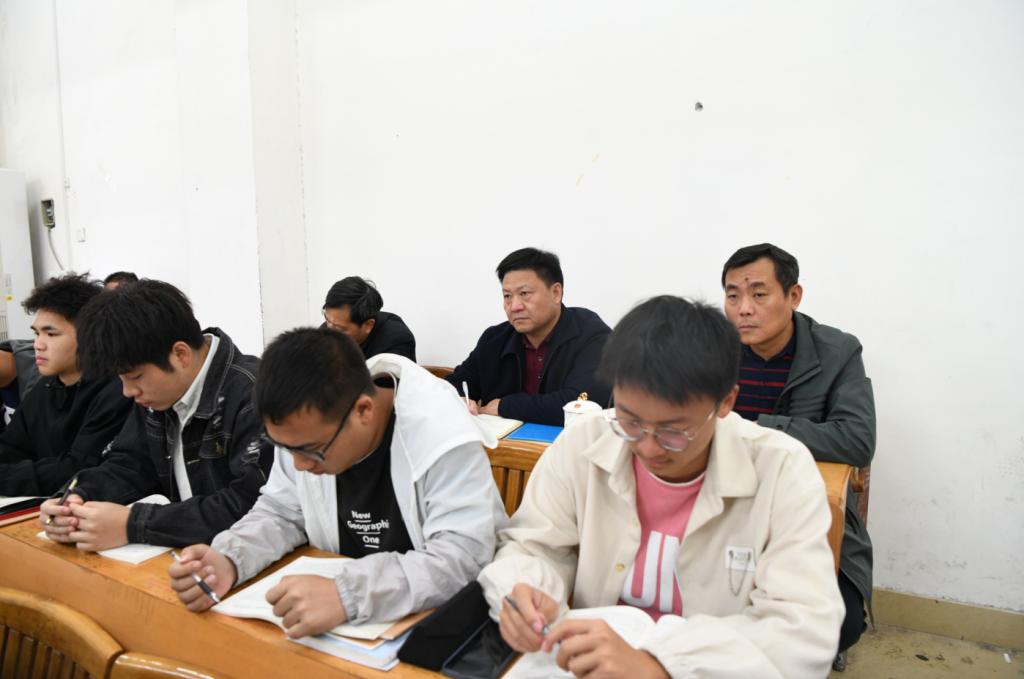 一群人坐在桌子前描述已自动生成