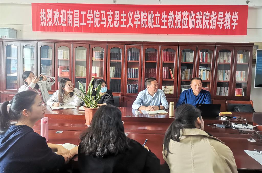 一群人在餐厅里描述已自动生成