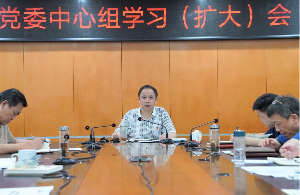 一群人在餐厅用餐描述已自动生成