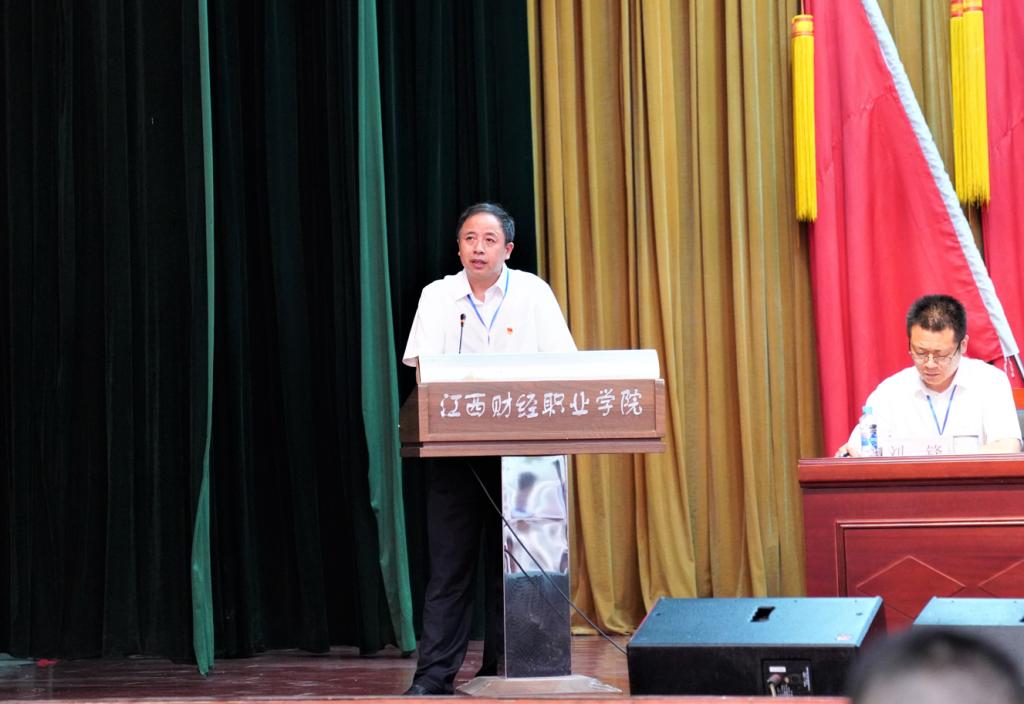 图片包含 窗帘, 人, 男人, 前描述已自动生成