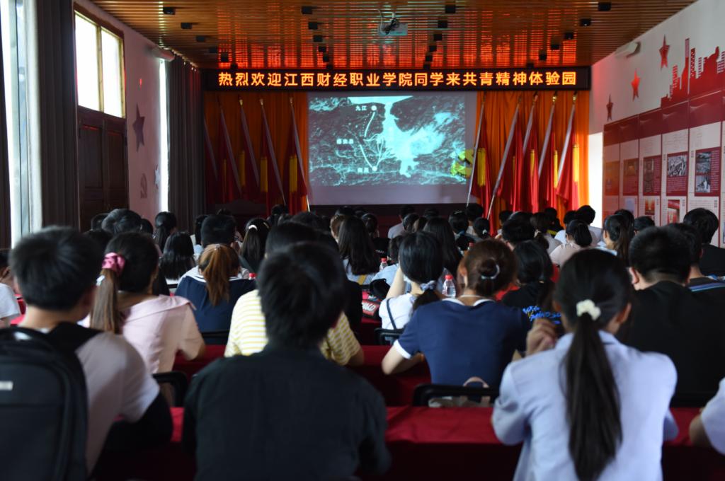 人们在看台上的人群描述已自动生成