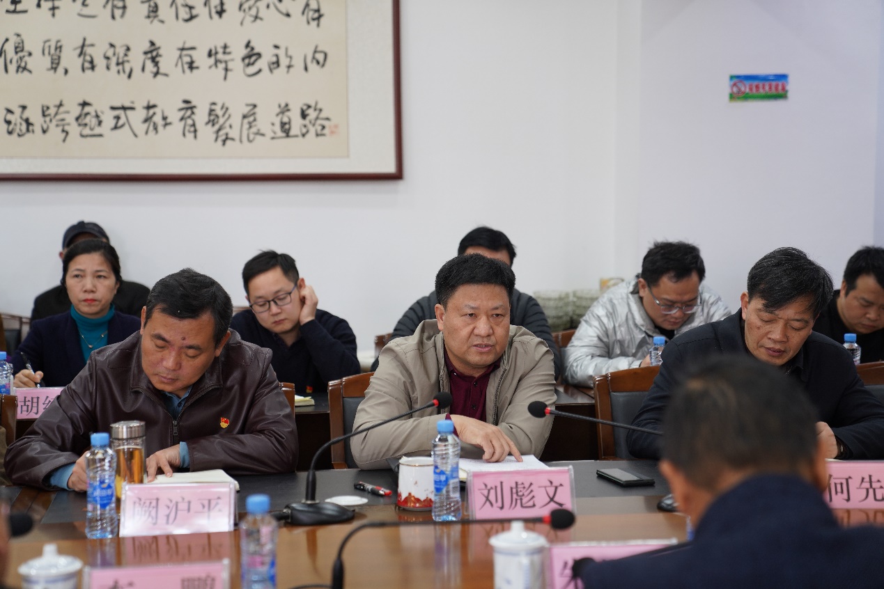 一群人坐在桌子前描述已自动生成