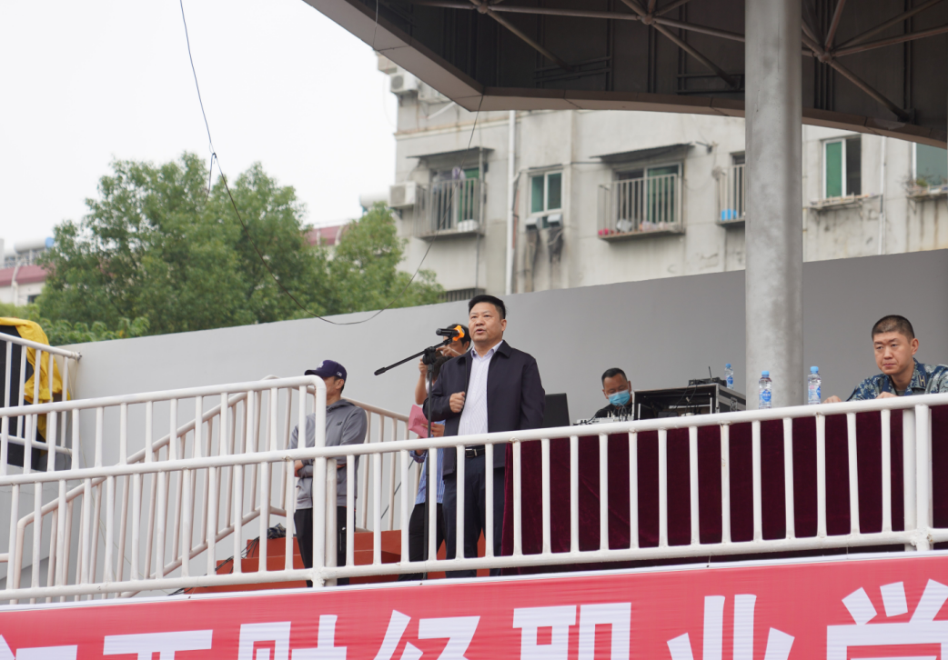 人们在船上中度可信度描述已自动生成