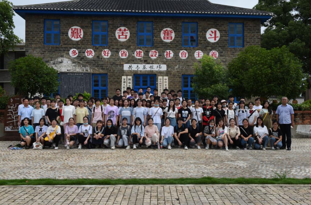 一群人在广场上描述已自动生成