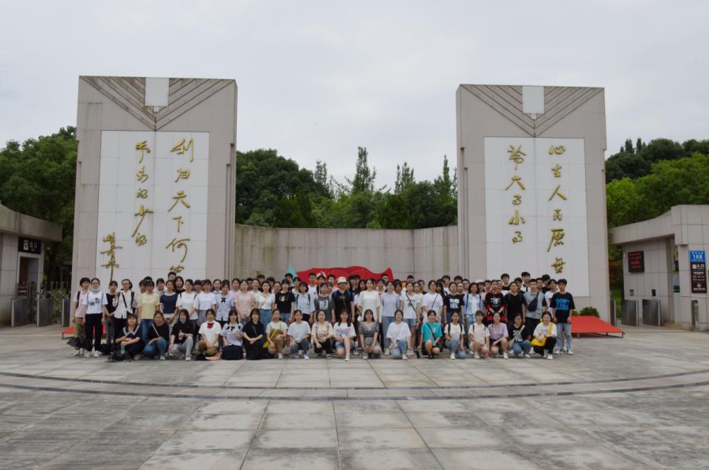 广场上的人群与雕塑描述已自动生成