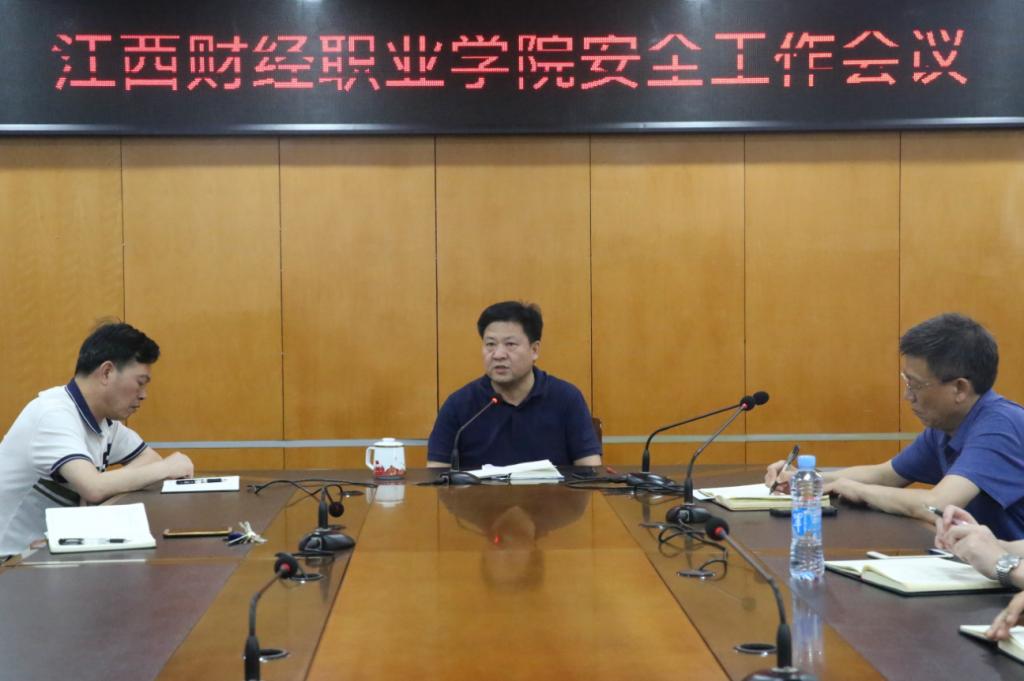 人们在看台上的人在桌子前低可信度描述已自动生成