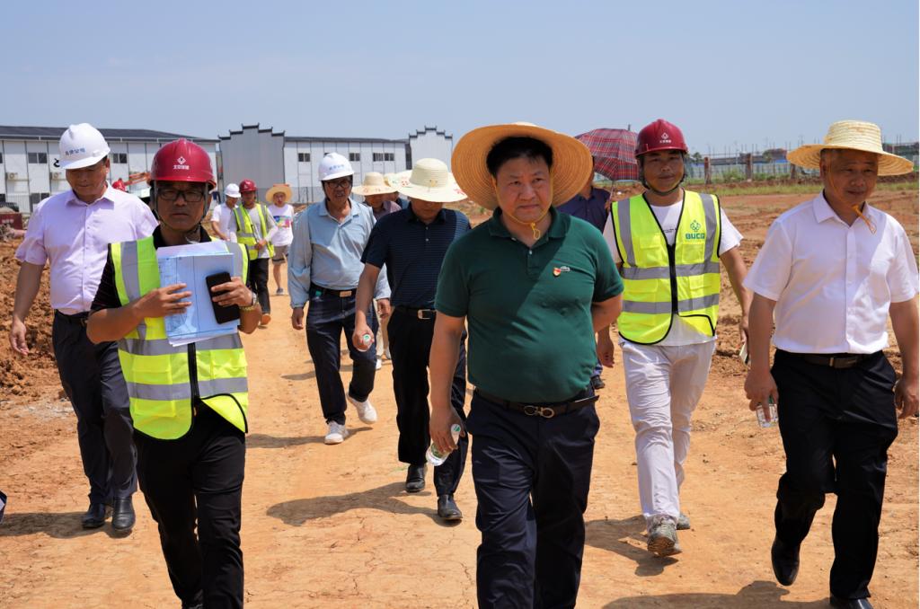 一群戴帽子的男人站在一起描述已自动生成
