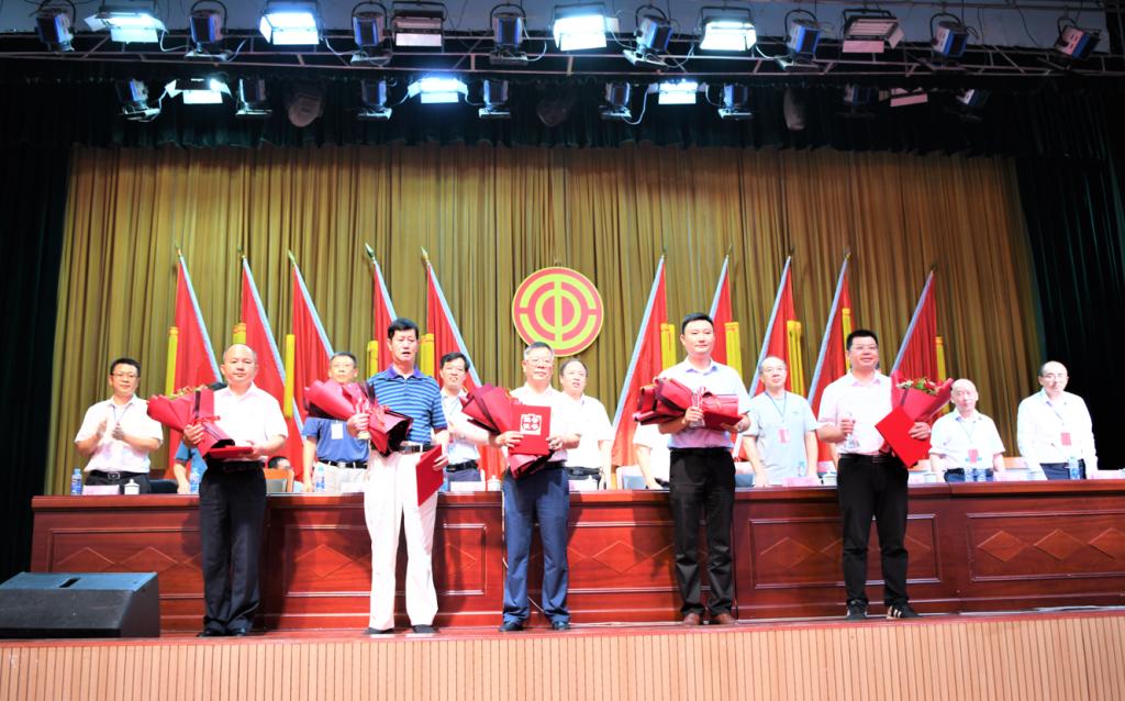 图片包含 桌子, 室内, 木, 站描述已自动生成