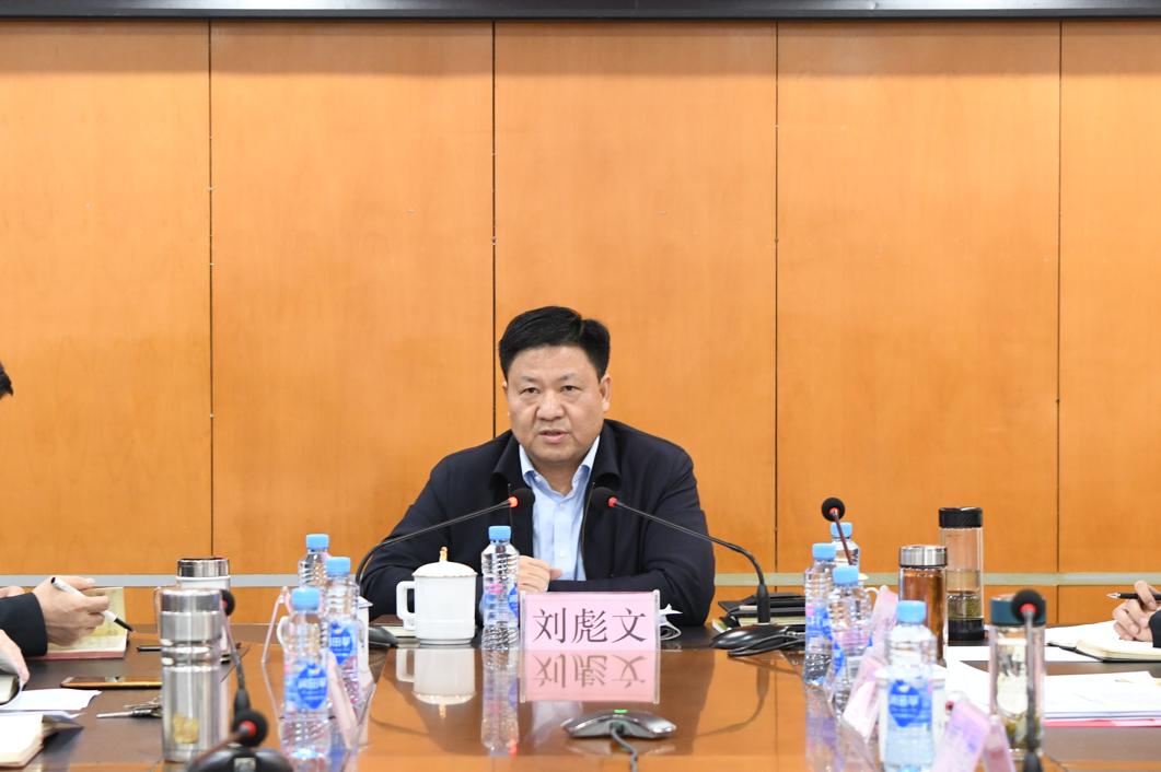 图片包含 桌子, 室内, 橱柜, 人描述已自动生成