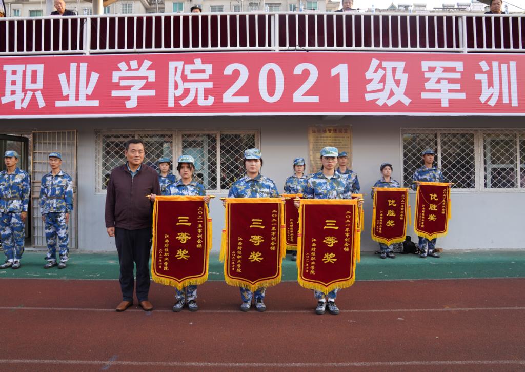 街道上有店铺的标志红色背景白色的字描述已自动生成