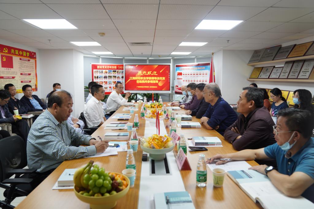 一群人在餐厅用餐描述已自动生成