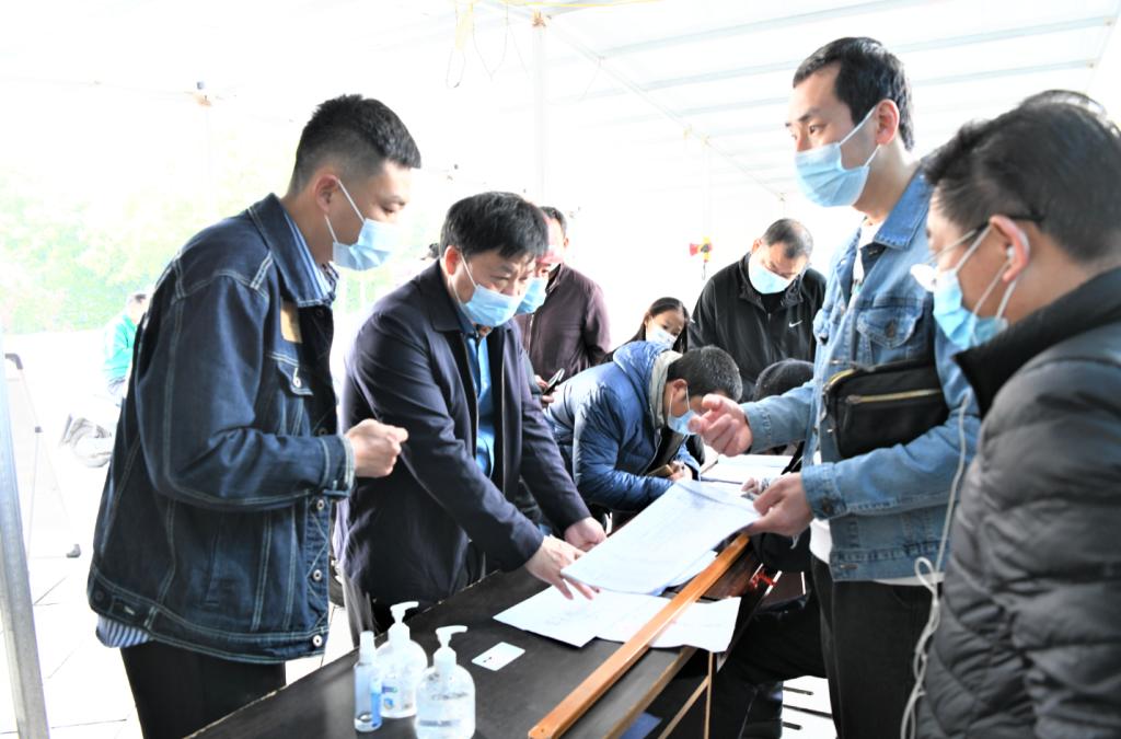 一群人正在聊天描述已自动生成