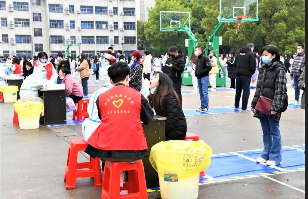 小孩们在街道上描述已自动生成