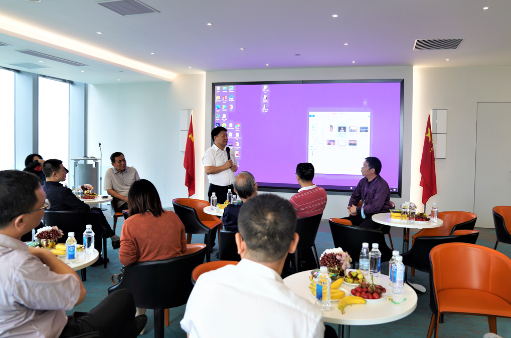 会议室里的人们描述已自动生成