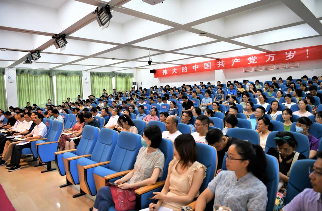 人们在看台上的人群中度可信度描述已自动生成