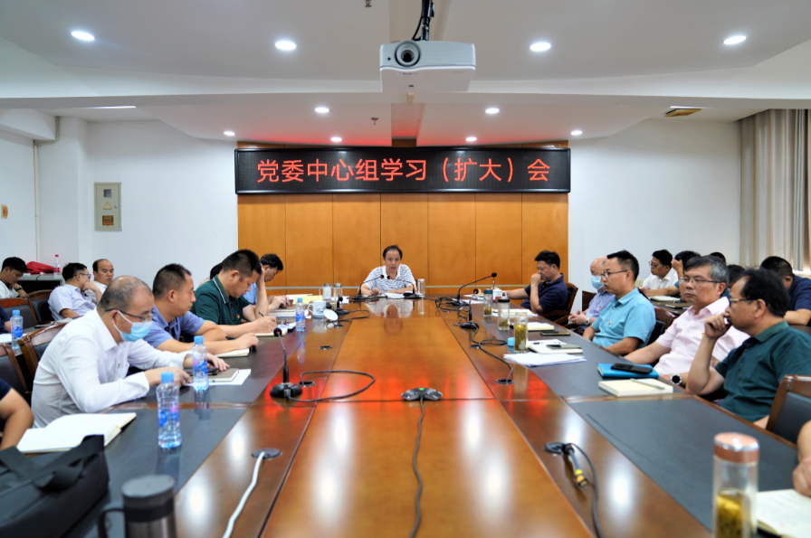 会议室里的人们描述已自动生成