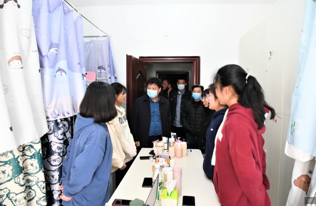 一群人站在桌子边描述已自动生成