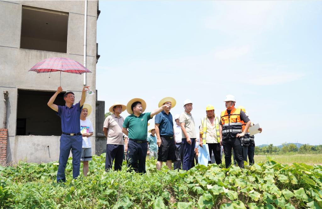 一群人站在草地上描述已自动生成