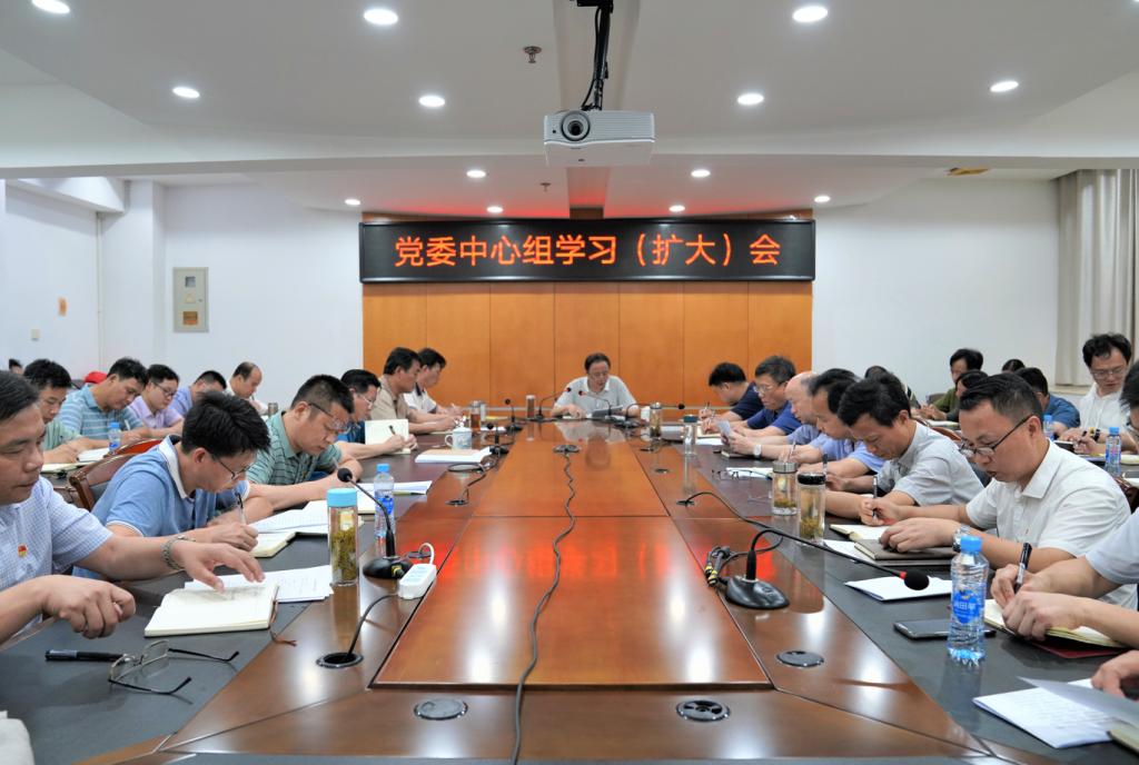 会议室里的人们描述已自动生成